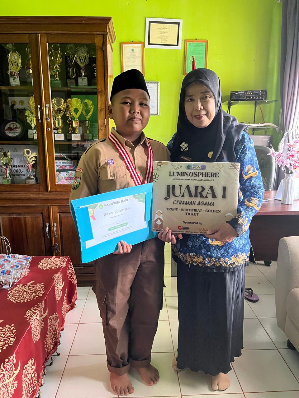 Penyerahan Hadiah Juara Lomba Gebyar MAN 2 Kota Jambi Cabang Tilawah Al-Qur'an dan Ceramah Agama
