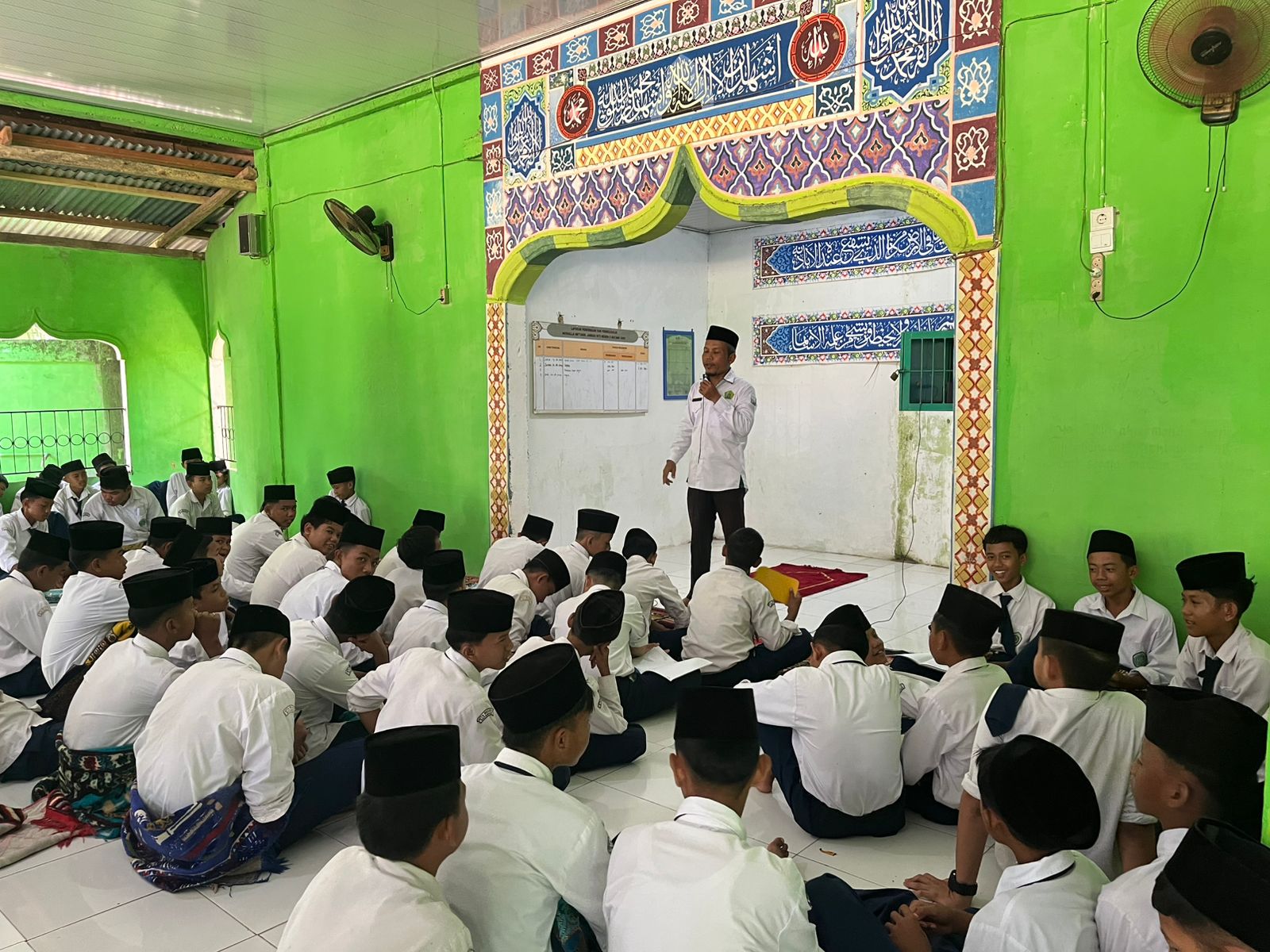 Penyuluh Agama KUA Kecamatan Pemayung Gelar Penyuluhan di MTsN 5 Batanghari: Akhlak Terhadap Guru