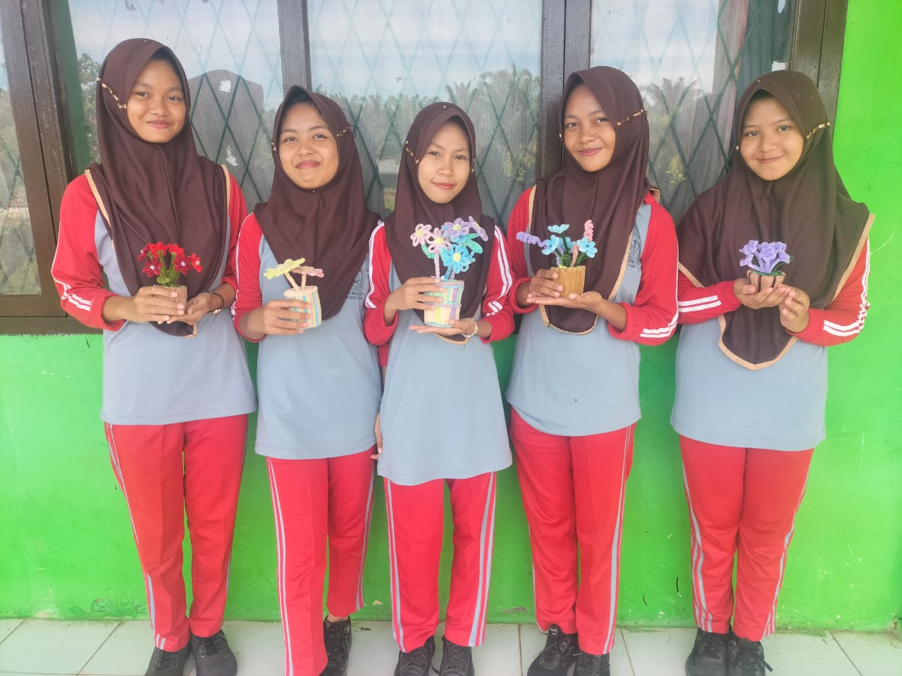 PAT Mendekat, Siswa MTsN 5 Batanghari Mengumpulkan Hasil Karya Pada Mata Pelajaran Prakarya