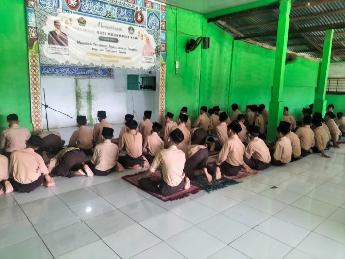MTsN 5 Batang Hari Awali Hari Kedua Pesantren Kilat dengan Sholat Dhuha MTsN 5 Batang Hari Awali Hari Kedua Pesantren Kilat dengan Sholat Dhuha