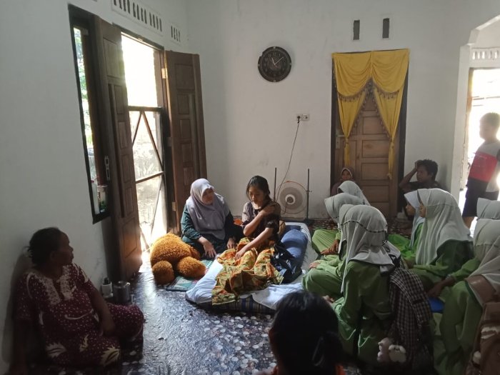 MTsN 5 Batang Hari Tunjukkan Kepedulian, Guru dan Siswi Jenguk Keysa yang Alami Kecelakaan