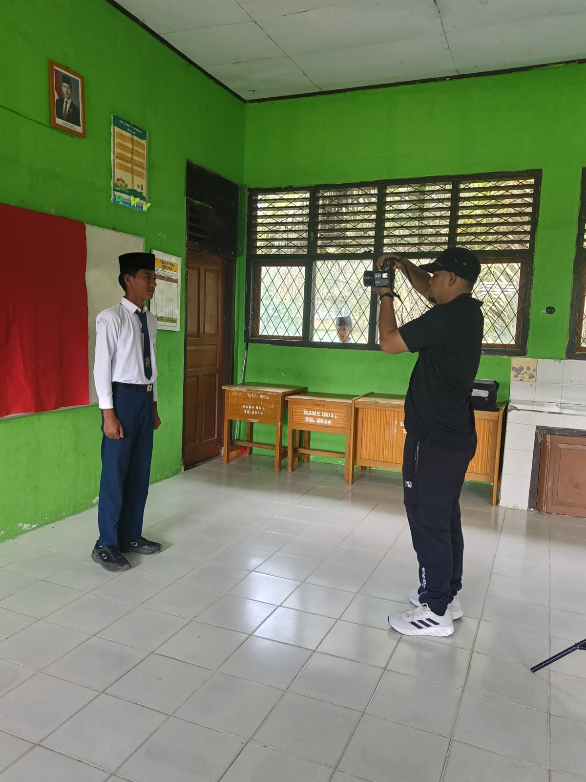 MTSN 5 BATANG HARI ADAKAN PENGAMBILAN FOTO IJAZAH UNTUK SISWA KELAS IX TAHUN PELAJARAN 2024/2025