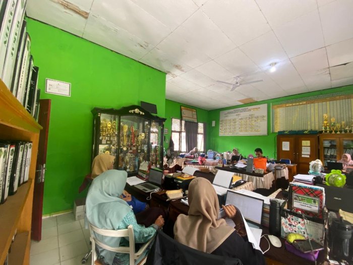 Kepala MTsN 5 Batang Hari Lakukan Pengecekan Bahan E-Kinerja Triwulan III Tahun 2025