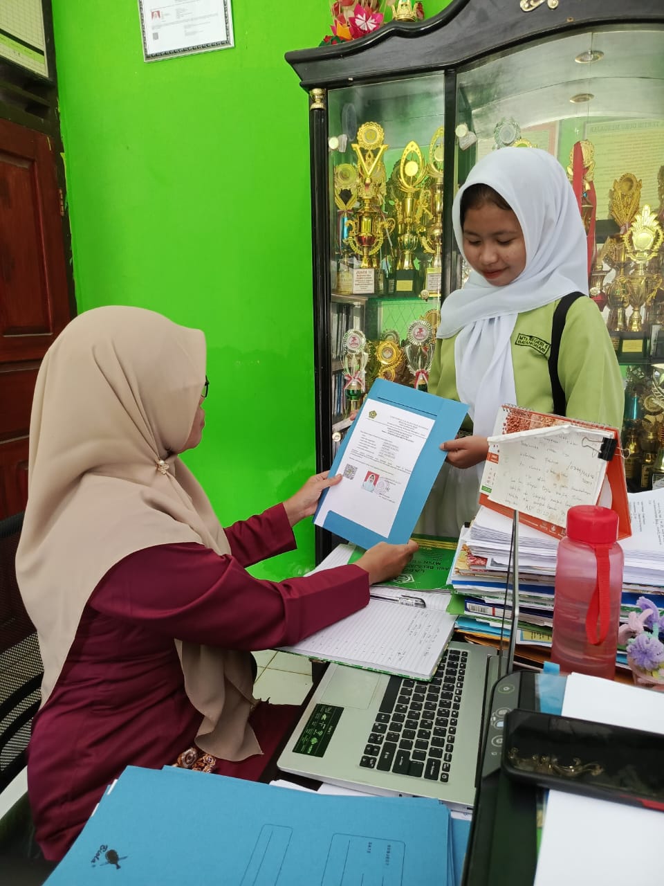 MTsN 5 Batang Hari Terus Tingkatkan Pelayanan Legalisir SKL untuk Alumni MTsN 5 Batang Hari Terus Tingkatkan Pelayanan Legalisir SKL untuk Alumni