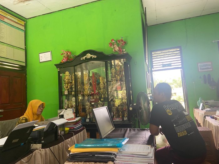 Pengguna Kantin Baru Laporkan Diri kepada Pengelola Kantin MTsN 5 Batang Hari Pengguna Kantin Baru Laporkan Diri kepada Pengelola Kantin MTsN 5 Batang Hari