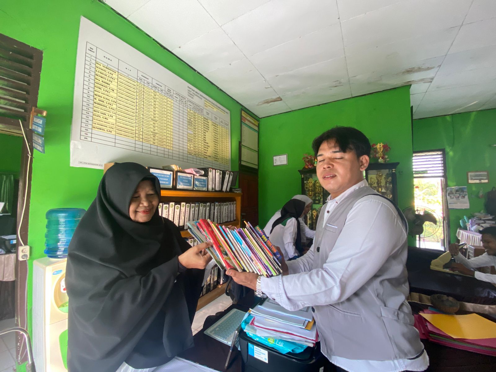 Siswa Kelas VIIIA Serahkan Donasi Buku Cerita ke Perpustakaan MTsN 5 Batang Hari