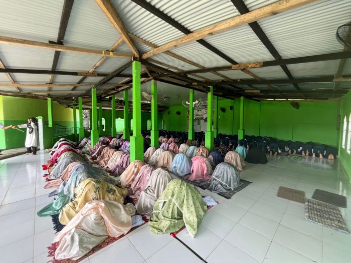 MTsN 5 Batang Hari Gelar Kegiatan Rutin Positif Salat Zuhur Berjamaah dengan Tertib MTsN 5 Batang Hari Gelar Kegiatan Rutin Positif Salat Zuhur Berjamaah dengan Tertib