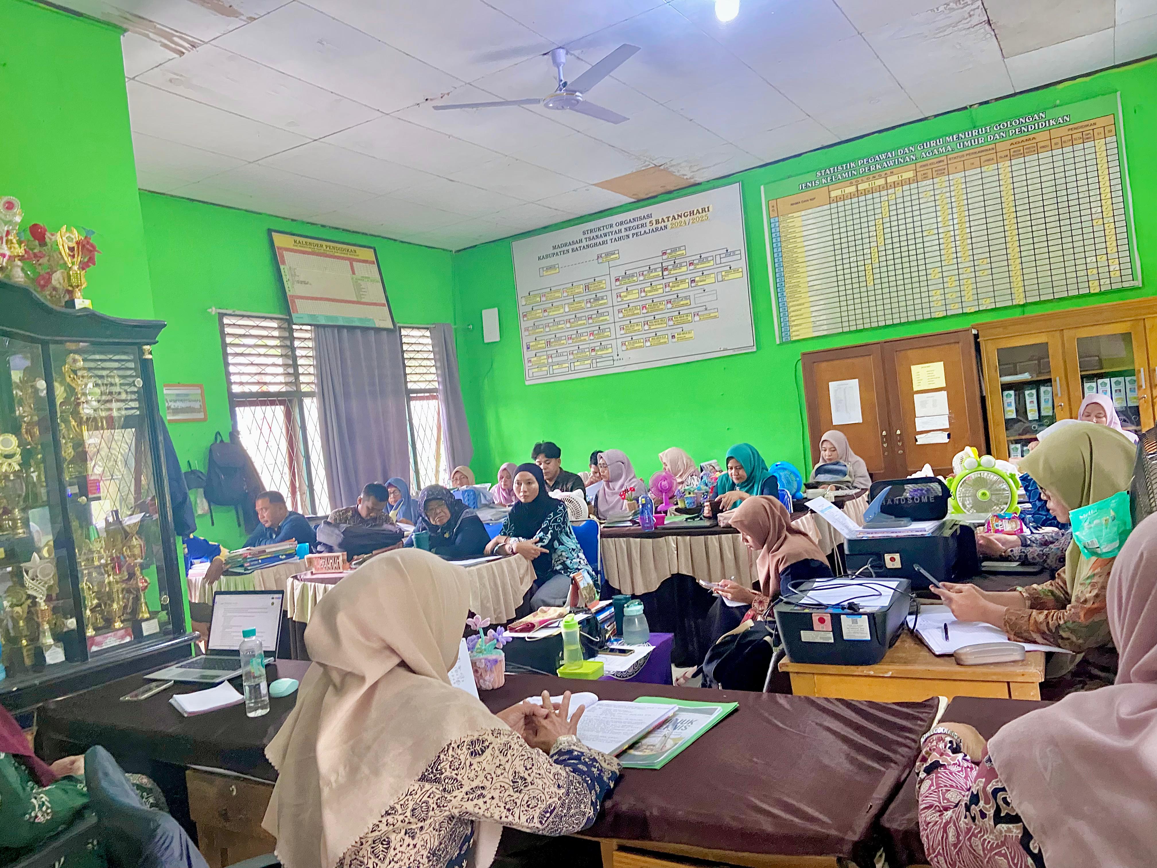 MTsN 5 Batang Hari Gelar Rapat Penentuan Kelulusan Peserta Didik Kelas IX Tahun Ajaran 2024/2025 MTsN 5 Batang Hari Gelar Rapat Penentuan Kelulusan Peserta Didik Kelas IX Tahun Ajaran 2024/2025