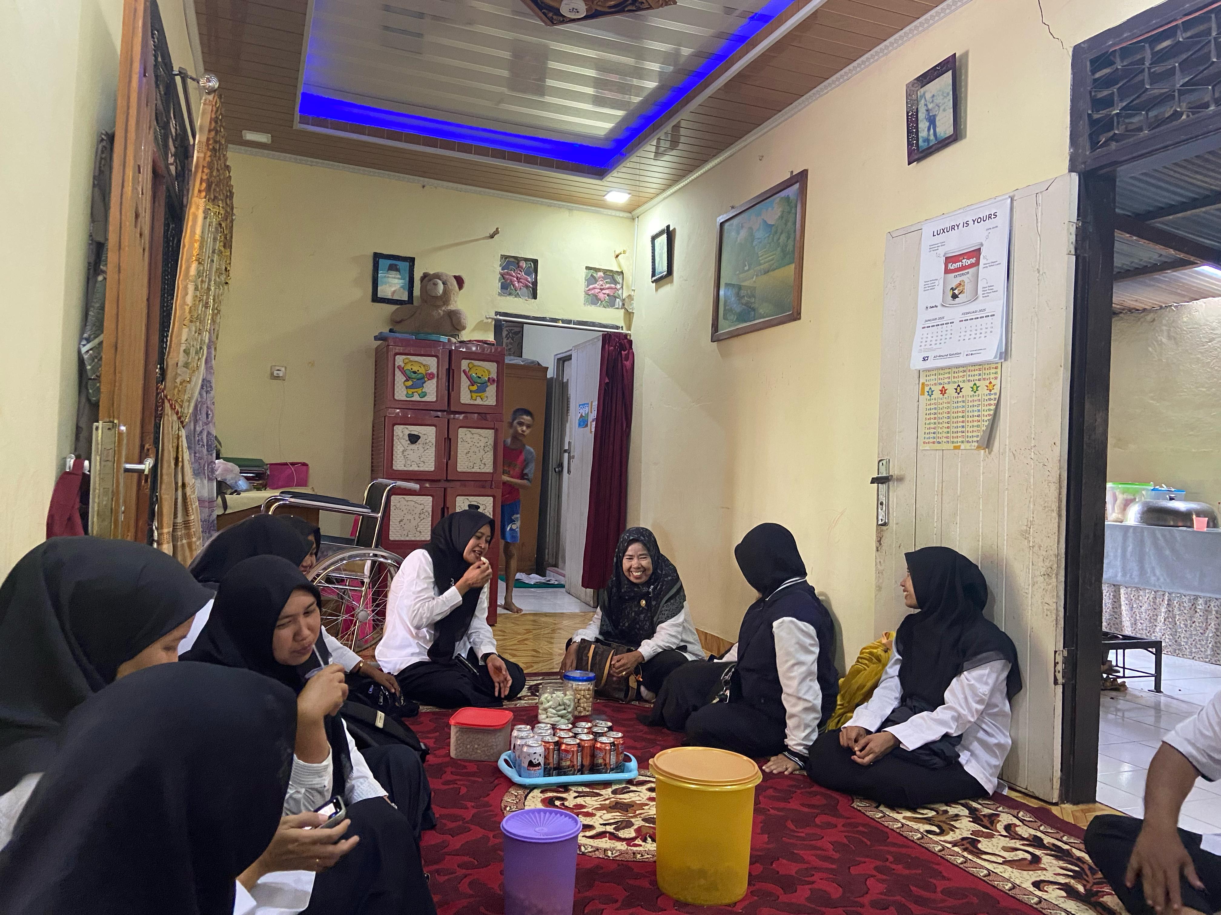 Kunjungi Orang Tua Yang Sakit, Kamad Tanamkan Sikap Peduli Kunjungi Orang Tua Yang Sakit, Kamad Tanamkan Sikap Peduli