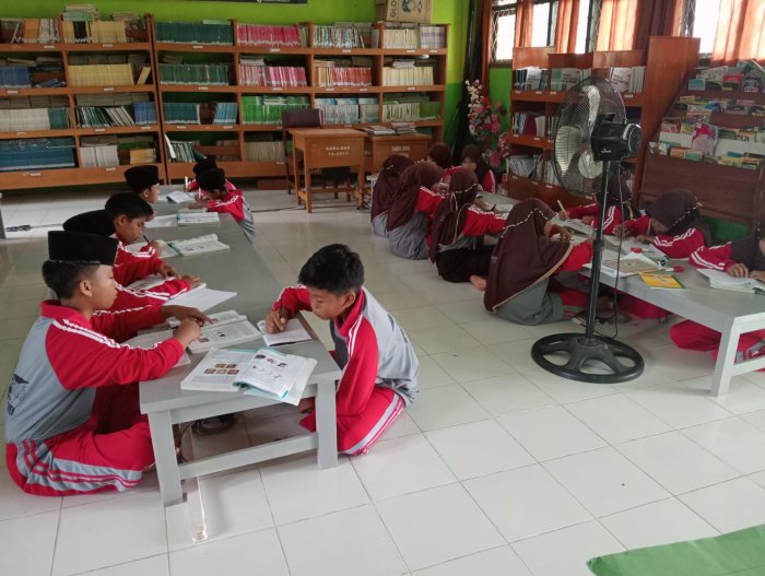 SISWA-SISWI MTsN 5 BATANG HARI MANFAATKAN WAKTU UNTUK BELAJAR DI PERPUSTAKAAN SISWA-SISWI MTsN 5 BATANG HARI MANFAATKAN WAKTU UNTUK BELAJAR DI PERPUSTAKAAN