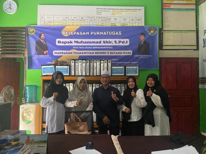 Suasana Haru Iringi Pelepasan Purnatugas Bendahara MTsN 5 Batang Hari Suasana Haru Iringi Pelepasan Purnatugas Bendahara MTsN 5 Batang Hari
