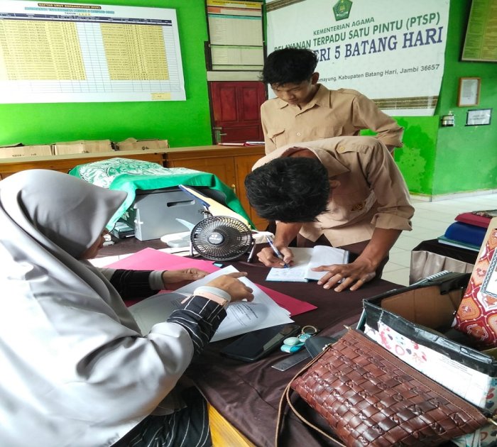 Siswa Kelas IX Ambil Sertifikat TKA, Tenaga Kependidikan MTsN 5 Batang Hari Berikan Layanan Optimal Siswa Kelas IX Ambil Sertifikat TKA, Tenaga Kependidikan MTsN 5 Batang Hari Berikan Layanan Optimal
