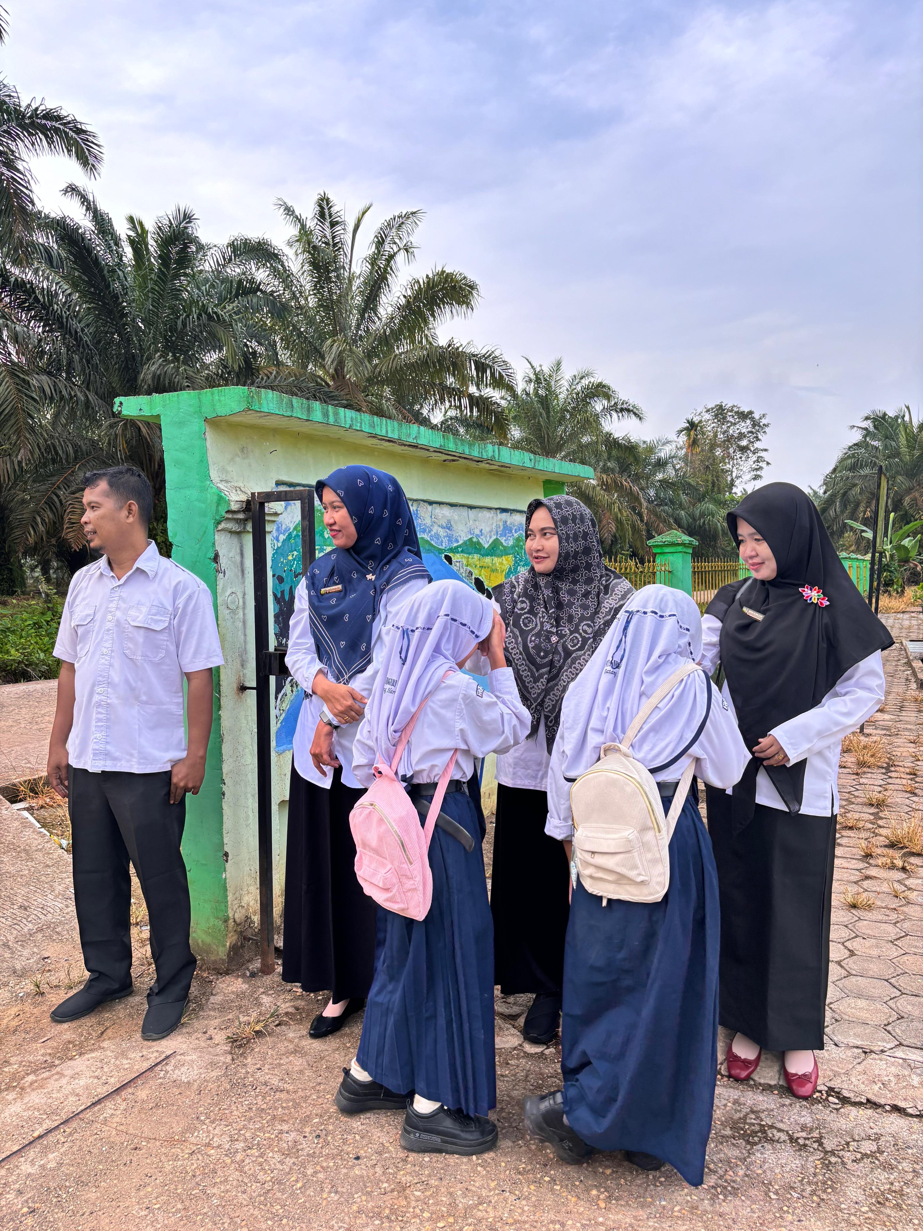 Guru dan Staf MTsN 5 Batang Hari Laksanakan Program Sambut Kedatangan Siswa Baru Guru dan Staf MTsN 5 Batang Hari Laksanakan Program Sambut Kedatangan Siswa Baru