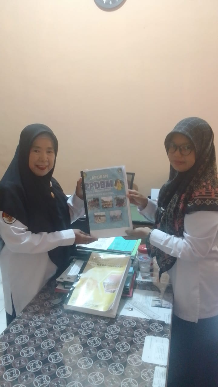 Kepala MTsN 5 Batanghari Serahkan Laporan Asesmen Madrasah (AM) dan PPDBM Tahun Ajaran 2025/2026 Kepada Kasi Penmad Kemenag Kabupaten Batanghari