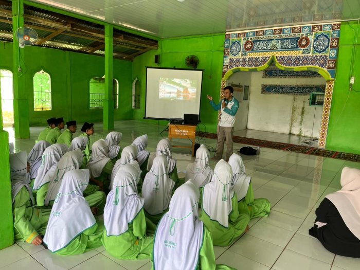 Peserta PMR dan UKM MTsN 5 Batang Hari Ikuti Pembinaan Kader Kesehatan Madrasah tentang Hidup Sehat
