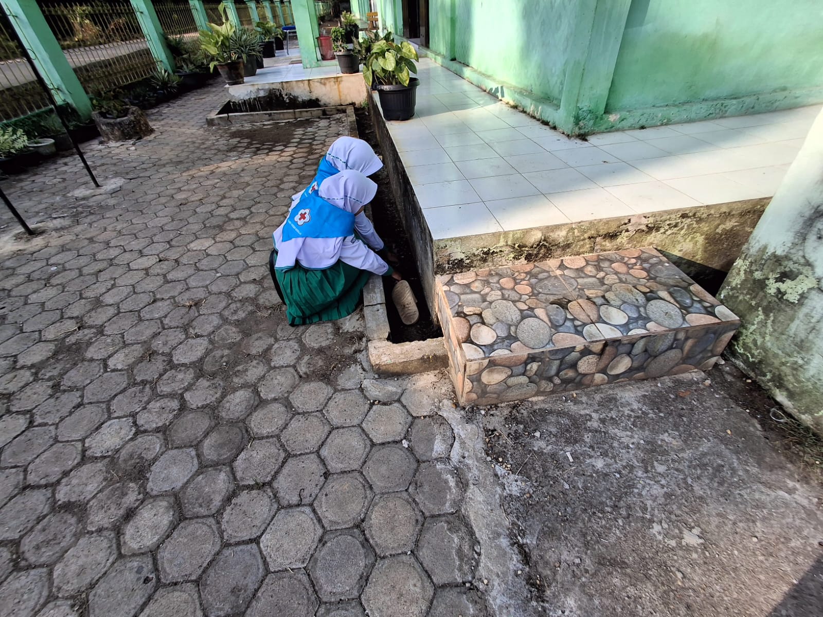 Tim PMR MTsN 5 Batang Hari Laksanakan Trias Kesehatan dalam Pembinaan Lingkungan Sehat