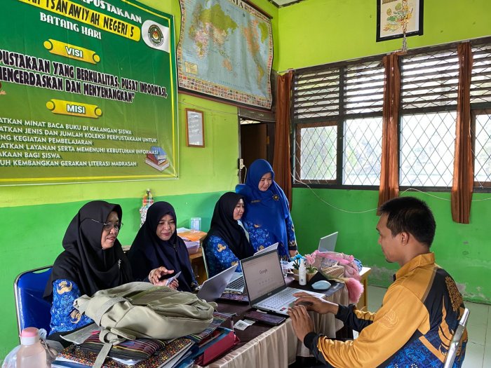Guru MTsN 5 Batang Hari Rampungkan Pengisian Survei Lingkungan Guru MTsN 5 Batang Hari Rampungkan Pengisian Survei Lingkungan