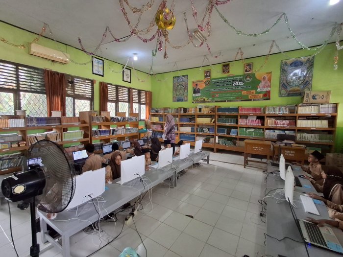 Pengawas ANBK MTsN 5 Batang Hari Pastikan Kelancaran Hari Kedua Sesi 3