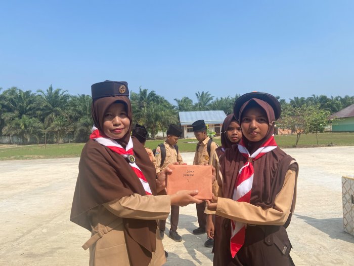 MTsN 5 Batang Hari Berikan Hadiah kepada Pemenang LT 1 Gudep 04.141-04.142 MTsN 5 Batang Hari Berikan Hadiah kepada Pemenang LT 1 Gudep 04.141-04.142