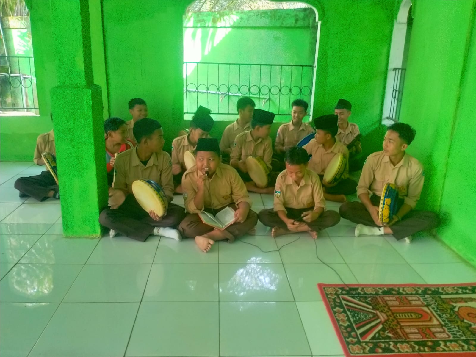 INTENSIFKAN LATIHAN, GRUP HADROH MTSN 5 BATANG HARI SIAP SAMBUT ISRA'MI'RAJ NABI MUHAMMAD SAW TAHUN 2025