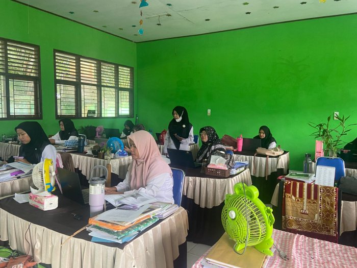 Kepala MTsN 5 Batang Hari Pantau Langsung Pelaksanaan Pembelajaran Jarak Jauh Kepala MTsN 5 Batang Hari Pantau Langsung Pelaksanaan Pembelajaran Jarak Jauh