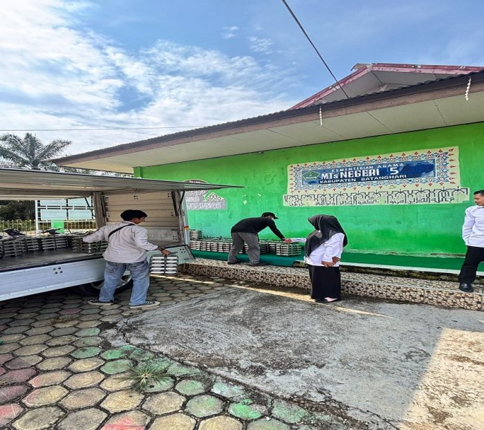 Kepala MTsN 5 Batang Hari Koordinir Langsung Kedatangan Pihak MBG pada Hari Pertama Pelaksanaan Kegiatan