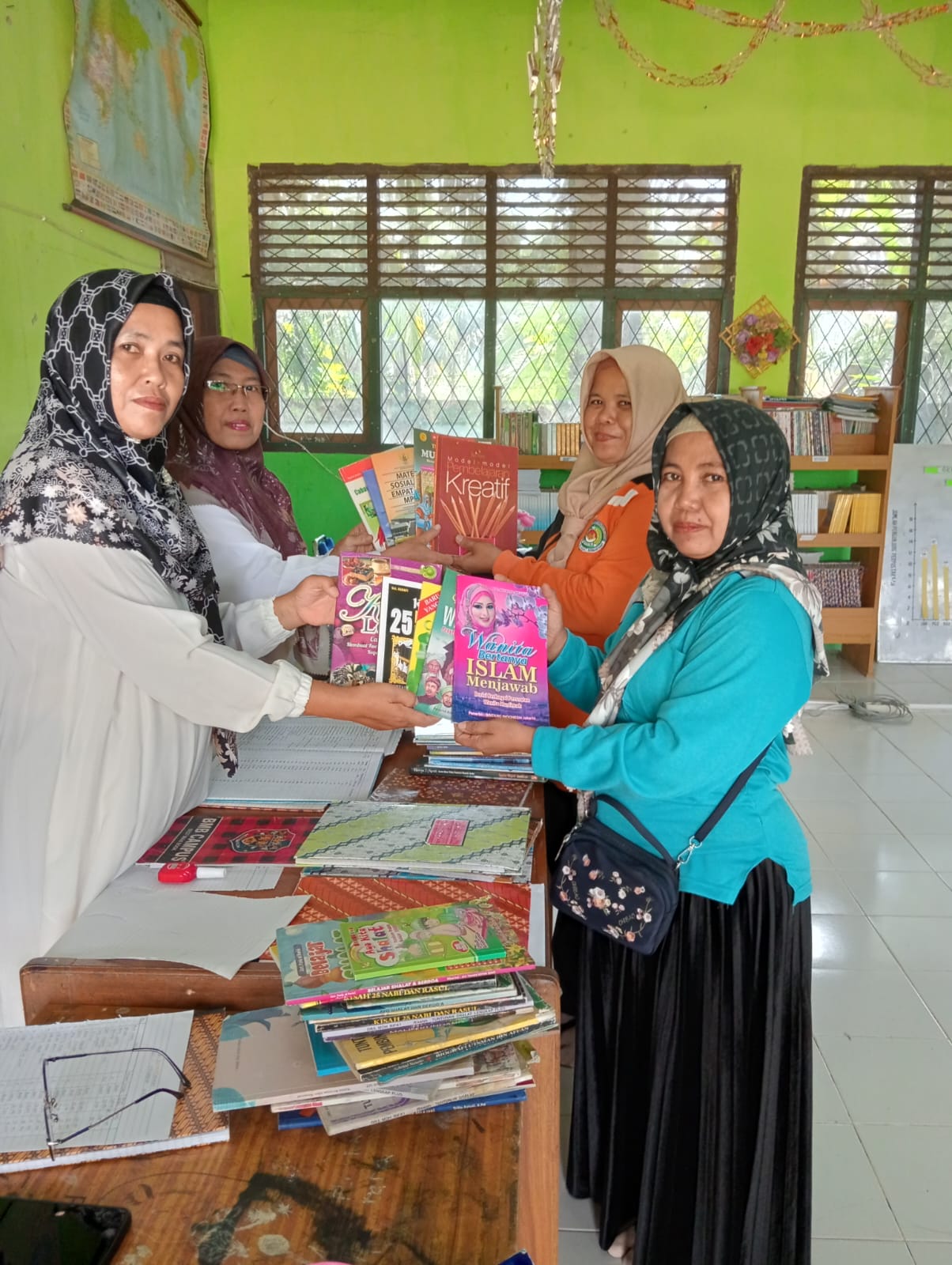 Seluruh Guru dan Pegawai MTsN 5 Batang Hari Melaksanakan Donasi Buku Ke Perpustakaan Madrasah