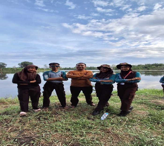 Pendamping dan Siswa-Siswi MTsN 5 Batang Hari Gelar Foto Bersama Usai Kegiatan Hari ini Pada Jambore Cabang Batang Hari