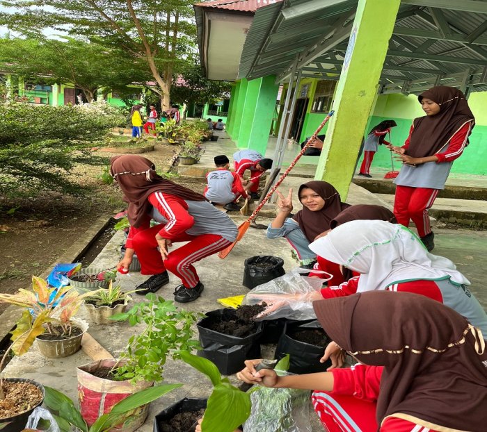 Siswa MTsN 5 Batang Hari Gotong Royong Perbarui Taman Kelas, Ciptakan Lingkungan Belajar yang Asri
