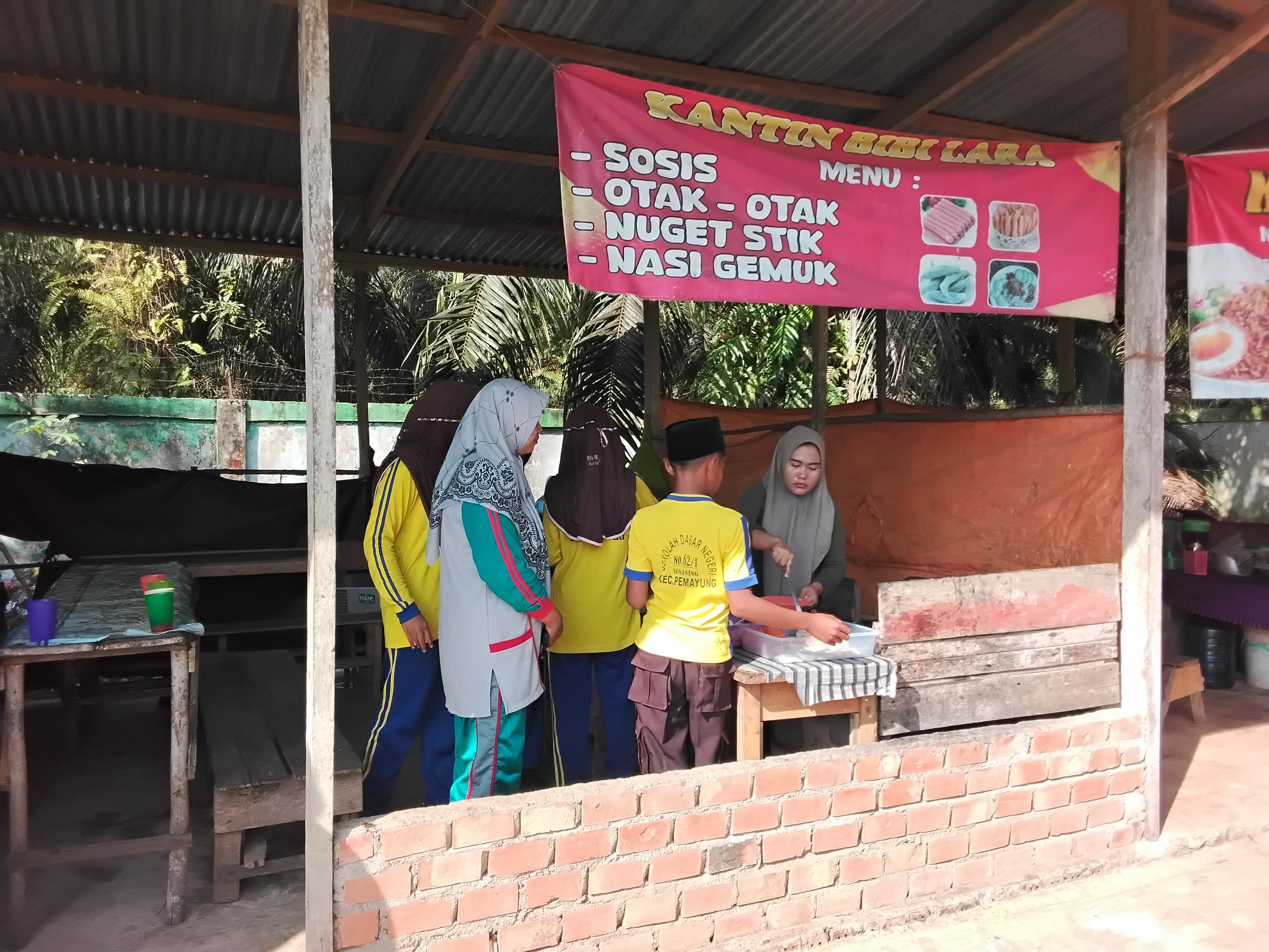 Usung Program Kantin Halal, Waka Humas Sosialisasi Kepada Pelaku Usaha Kantin MTs N 5 Batang Hari