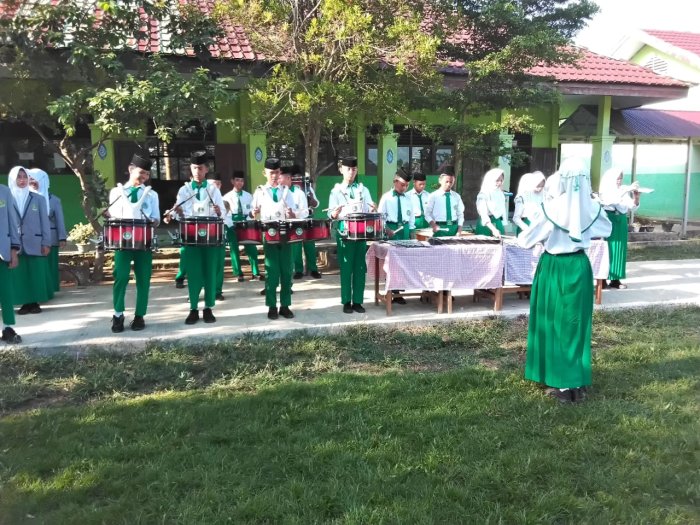 Gema Suara Drumband Mengiringi Paduan Suara pada Upacara Bendera 22 September 2025 Gema Suara Drumband Mengiringi Paduan Suara pada Upacara Bendera 22 September 2025
