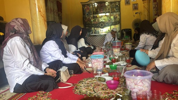 Keluarga Besar MTsN 5 Batang Hari Gelar Silaturrahmi dan Doa untuk Ibu Rahma dan Suami Jelang Ibadah Haji Keluarga Besar MTsN 5 Batang Hari Gelar Silaturrahmi dan Doa untuk Ibu Rahma dan Suami Jelang Ibadah Haji