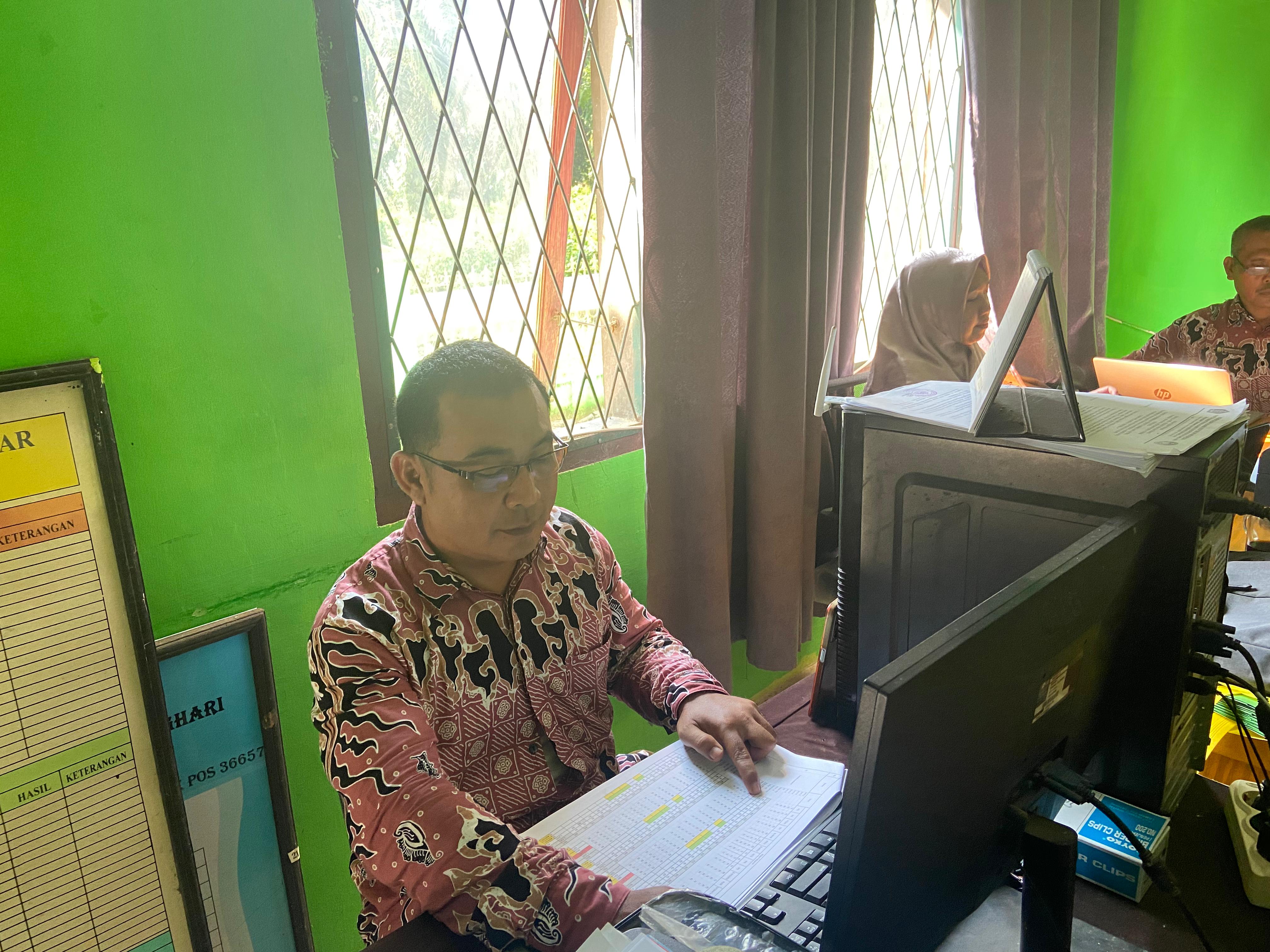 Operator MTsN 5 Batang Hari Input Nilai Kelas IX Pada Aplikasi PDUM Operator MTsN 5 Batang Hari Input Nilai Kelas IX Pada Aplikasi PDUM