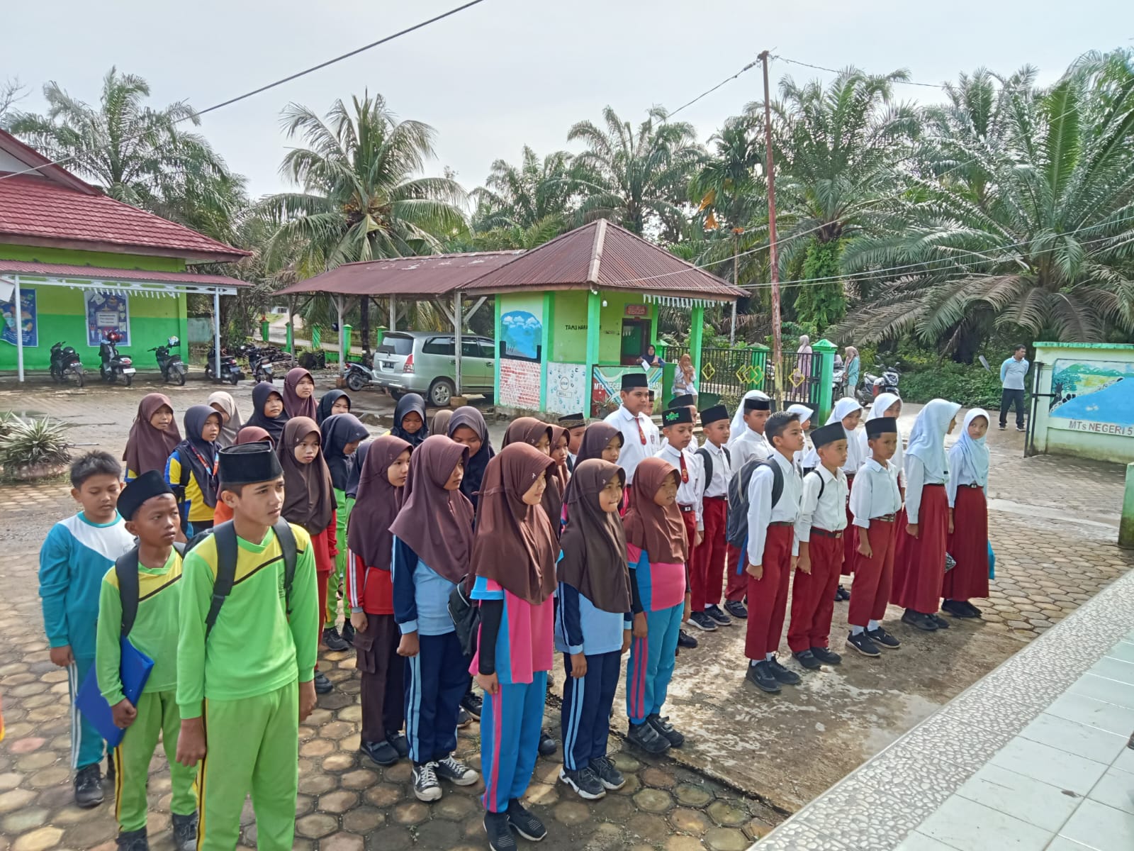 Antusiasme Calon Peserta Didik Baru Dalam Mengikuti Tes Uji Baca Al-Qur'an dan Shalat Jalur Prestasi dan Afirmasi MTsN 5 Batang Hari