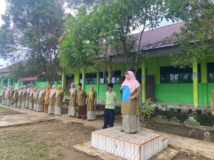 MTsN 5 Batang Hari Gelar Apel Pagi Peringati Hari Santri Tahun 2025 MTsN 5 Batang Hari Gelar Apel Pagi Peringati Hari Santri Tahun 2025