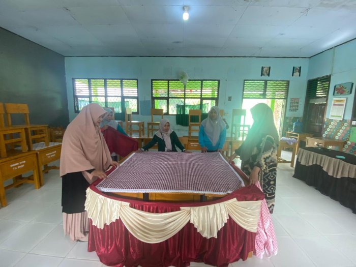 Guru dan Staf TU MTsN 5 Batang Hari Kompak Siapkan Ruang PKKM 2025