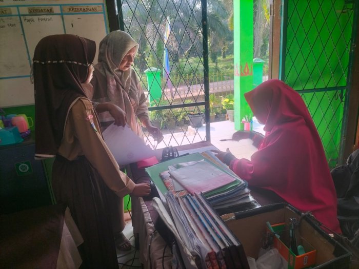 Staf TU MTsN 5 Batang Hari Layani Pemberian Surat Pengantar Pencairan PIP Tahap 1 Tahun 2025