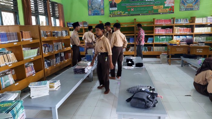 Siswa dan Pegawai MTsN 5 Batang Hari Kompak Rapikan Buku Perpustakaan Siswa dan Pegawai MTsN 5 Batang Hari Kompak Rapikan Buku Perpustakaan