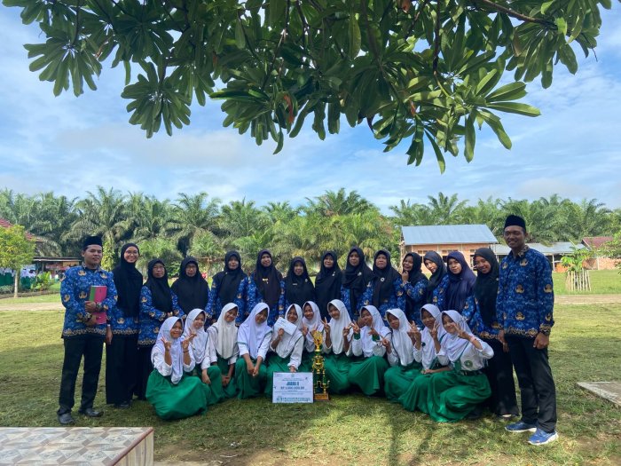 Tim Voli Putri MTsN 5 Batang Hari Persembahkan Piala Juara II ASHCO 2025 kepada Madrasah Tim Voli Putri MTsN 5 Batang Hari Persembahkan Piala Juara II ASHCO 2025 kepada Madrasah