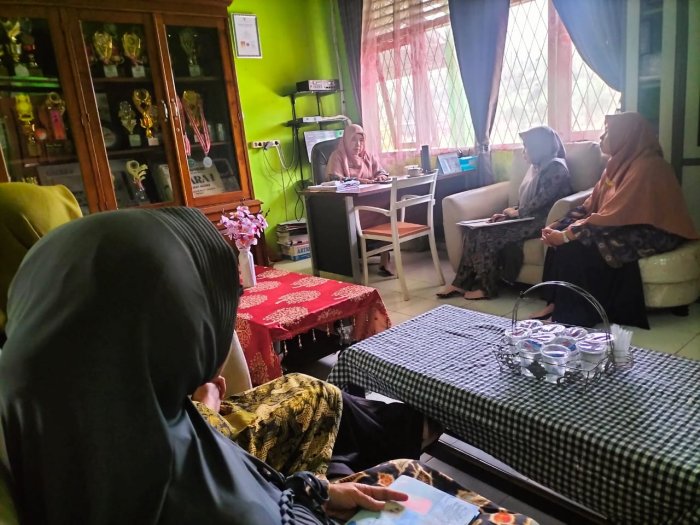 Kepala MTsN 5 Batang Hari Gelar Rapat Koordinasi Bersama Waka Kesiswaan, Waka Humas, dan Bendahara Komite Kepala MTsN 5 Batang Hari Gelar Rapat Koordinasi Bersama Waka Kesiswaan, Waka Humas, dan Bendahara Komite