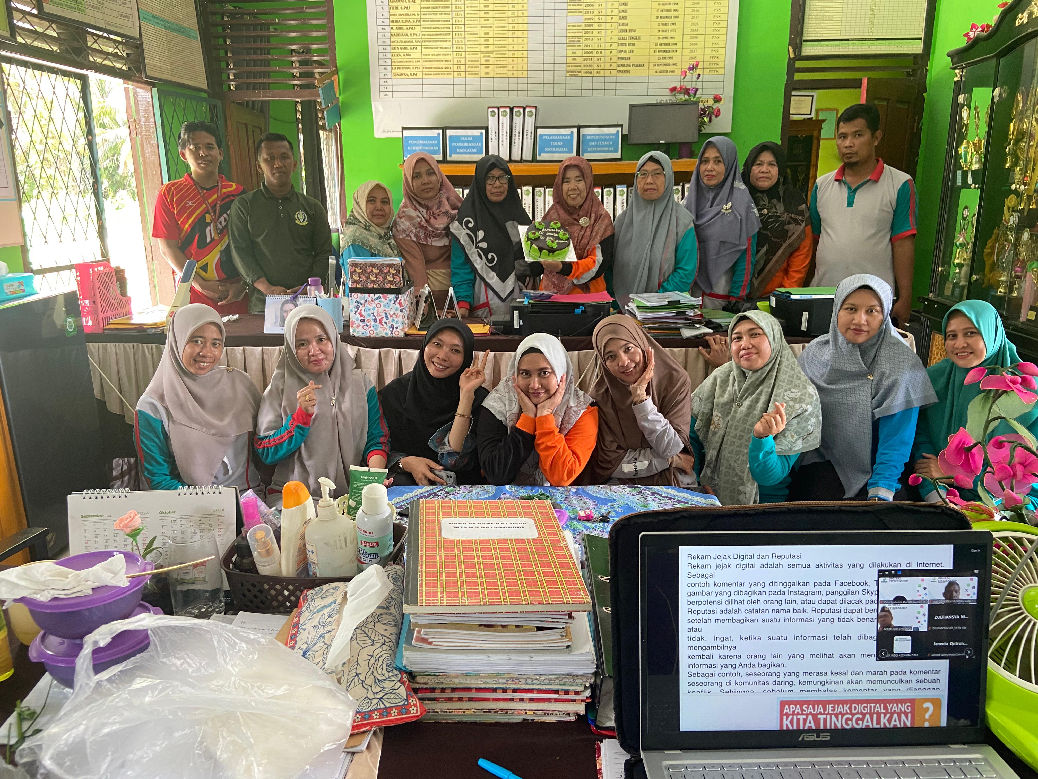 Warga Madrasah Ucapkan Selamat Ulang Tahun Kepada Kepala MTsN 5 Batang Hari Warga Madrasah Ucapkan Selamat Ulang Tahun Kepada Kepala MTsN 5 Batang Hari