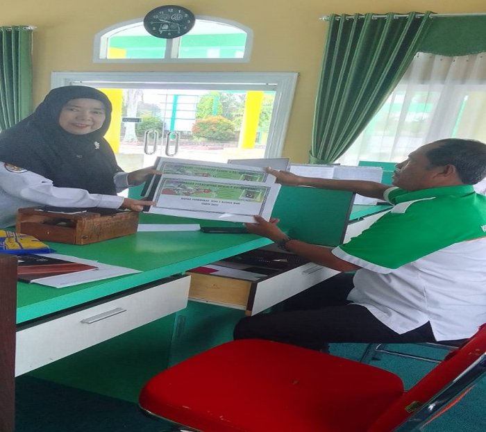 Kepala MTsN 5 Batang Hari Serahkan Dokumen LPJ BOS Semester I Tahun 2025 dan Rapor Pendidikan Kepala MTsN 5 Batang Hari Serahkan Dokumen LPJ BOS Semester I Tahun 2025 dan Rapor Pendidikan