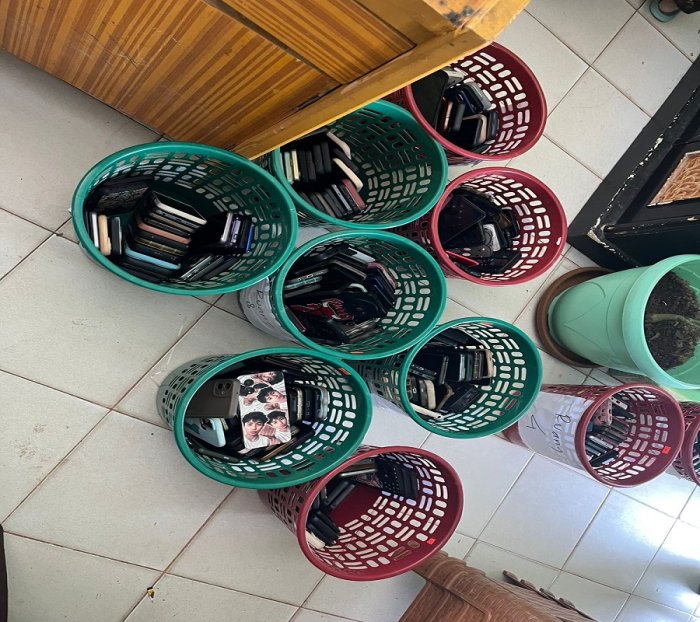 Panitia ASAS MTsN 5 Batang Hari Lakukan Penormalisasian HP Siswa dengan Sistem Pengumpulan per Ruang Ujian Panitia ASAS MTsN 5 Batang Hari Lakukan Penormalisasian HP Siswa dengan Sistem Pengumpulan per Ruang Ujian