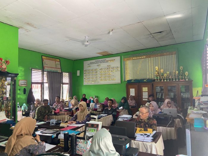 MTsN 5 Batang Hari Bahas SOP Mutasi Siswa dalam Rapat Koordinasi MTsN 5 Batang Hari Bahas SOP Mutasi Siswa dalam Rapat Koordinasi