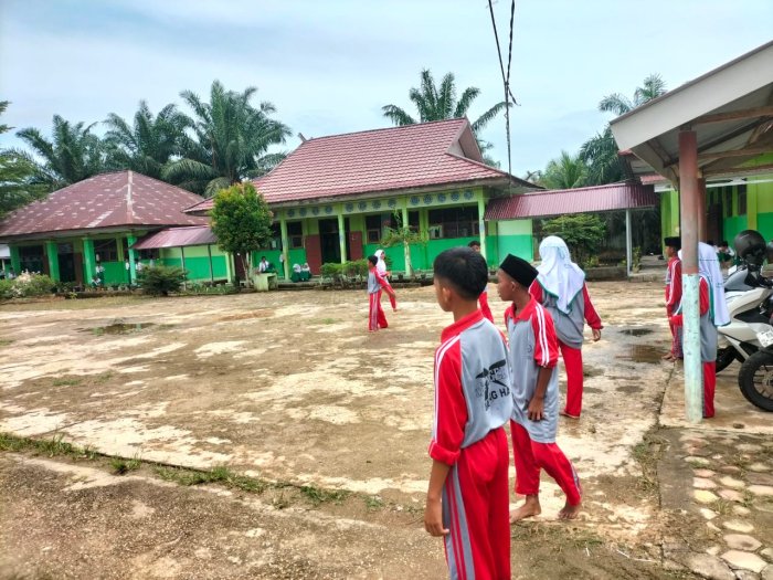 Siswa Kelas VII MTsN 5 Batang Hari Antusias Ikuti Pembelajaran PJOK Permainan Bola Kasti