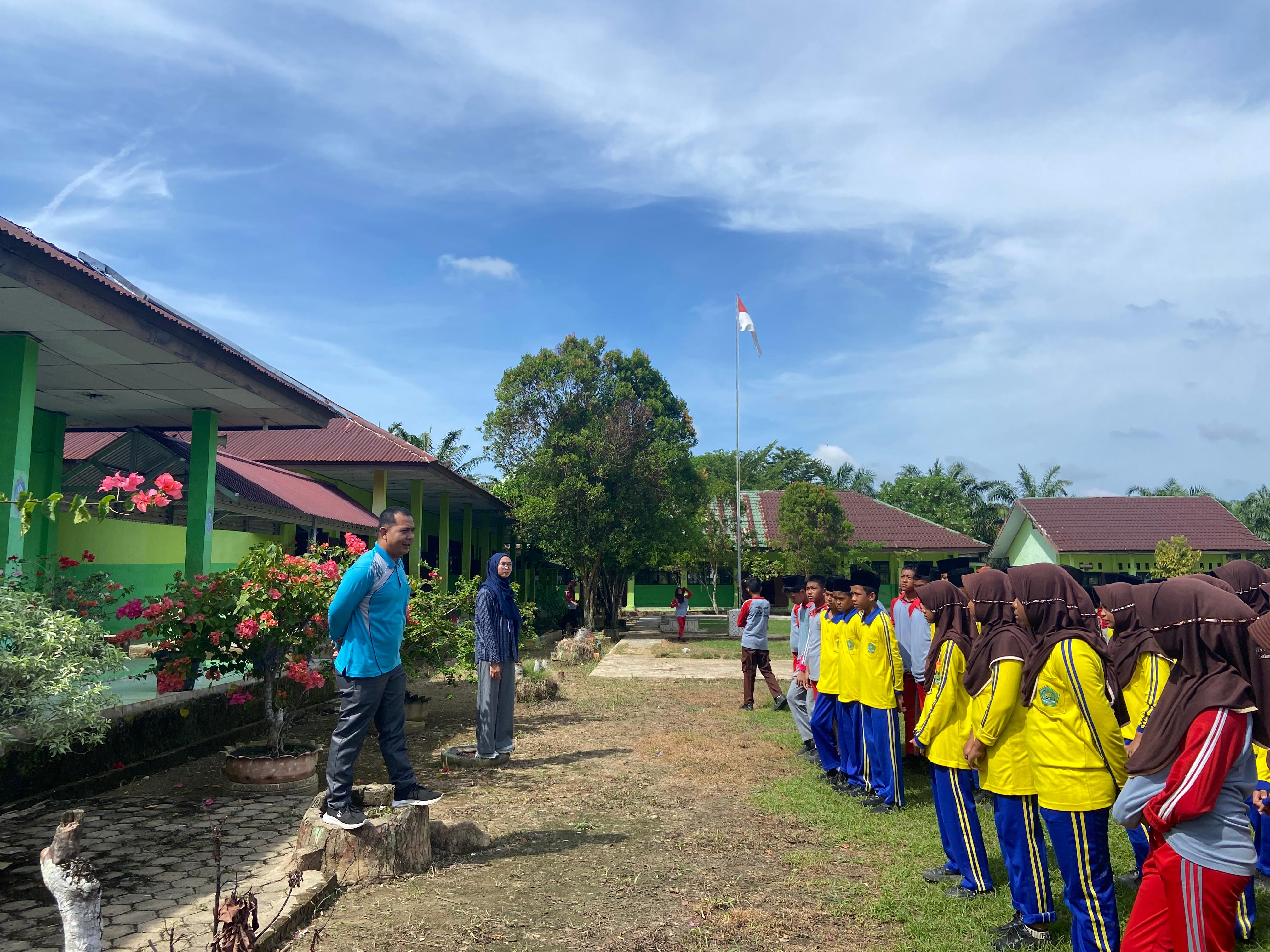Pembina Drumband MTsN 5 Batanghari Gelar Seleksi Anggota Baru