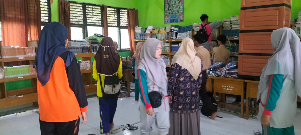 Warga Madrasah Bersatu, Gotong Royong Evakuasi Aset Saat Debit Air Melonjak