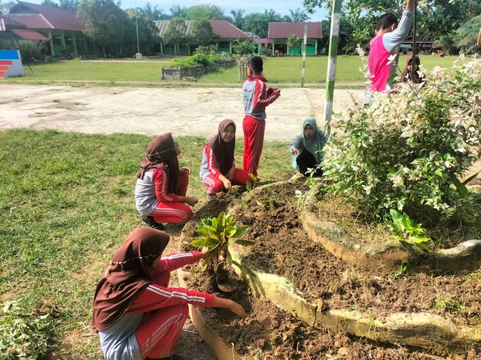 Siswa MTsN 5 Batang Hari Gotong Royong Bersihkan dan Percantik Lingkungan Madrasah Siswa MTsN 5 Batang Hari Gotong Royong Bersihkan dan Percantik Lingkungan Madrasah