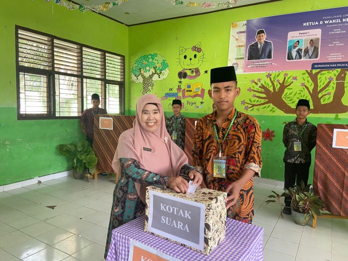 Kepala MTsN 5 Batang Hari Ikut Menyumbangkan Suara pada Pemilihan Ketua dan Wakil Ketua OSIM Periode 2025–2026