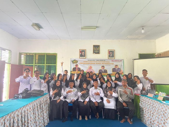Sesi Foto Bersama Akhiri Kunjungan Kerja MTsN 5 Batang Hari ke MTsN 4 Batang Hari Sesi Foto Bersama Akhiri Kunjungan Kerja MTsN 5 Batang Hari ke MTsN 4 Batang Hari